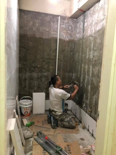 整理浴室牆面，浴室的地面和牆面容易接觸水氣，因此選擇防水、易清潔的材料非常重要。