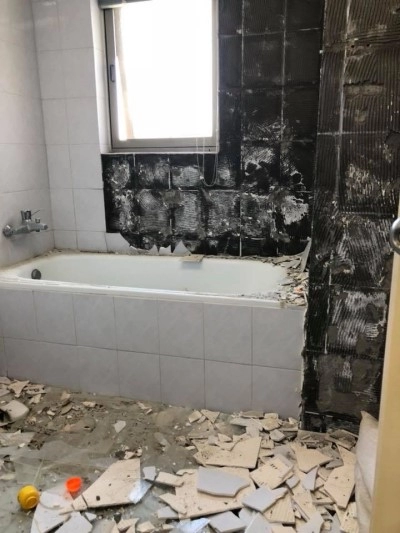 台中浴室翻修，老舊衛浴設備需要拆除中。