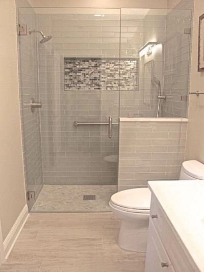 浴室的地面和牆面容易接觸水氣，因此選擇防水、易清潔的材料非常重要。