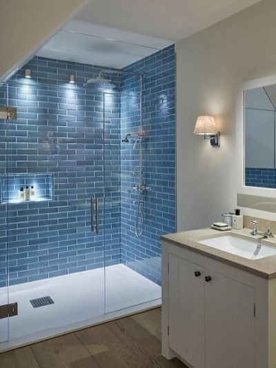 浴室的衛浴設備包括浴缸、淋浴房、馬桶、洗臉盆等。選擇時需要考慮自己的使用習慣和空間大小。