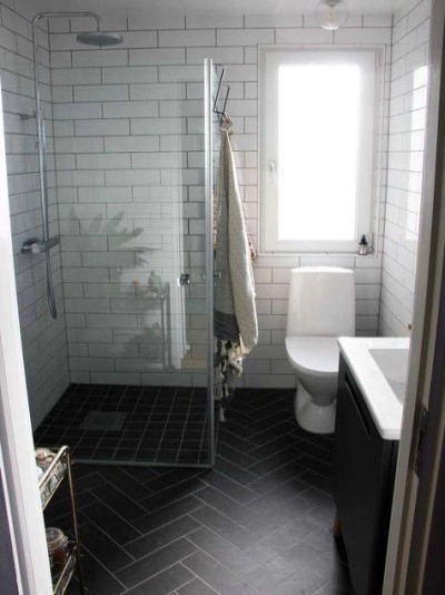 如果浴室面積比較小，可以選擇淋浴房代替浴缸，這樣可以節省空間。