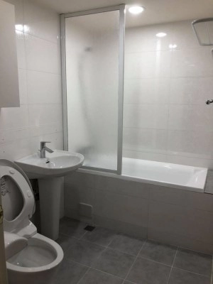 乾淨明亮的新浴室，有效利用大空間。