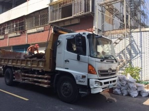 拆除下來的廢棄物多到需要動用大卡車載運