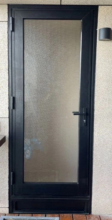 台中氣密窗工程，氣密窗門安裝完工，黑色門框霧面玻璃。