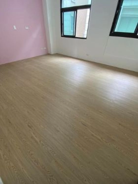 木地板還具有隔音效果和抗壓效果。台中木地板工程。