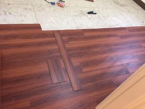 台中木地板工程鋪設狀態，木地板施作一半中。