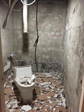 拆除浴室老舊裝修，牆面、地板、衛浴設備。