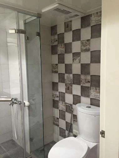浴室牆面翻修，浴室地磚和牆磚需要具備耐水、防滑、易清潔等特點。