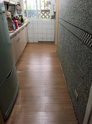 超耐磨卡扣木紋地板安裝於廚房完工照