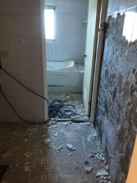 拆除浴室牆面磁磚、地面磁磚